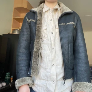 Cool skinnjacka med foder - Säljer en svart skinnjacka med mysigt foder och dragkedja. Jackan har två stora fickor fram och en krage med foder.