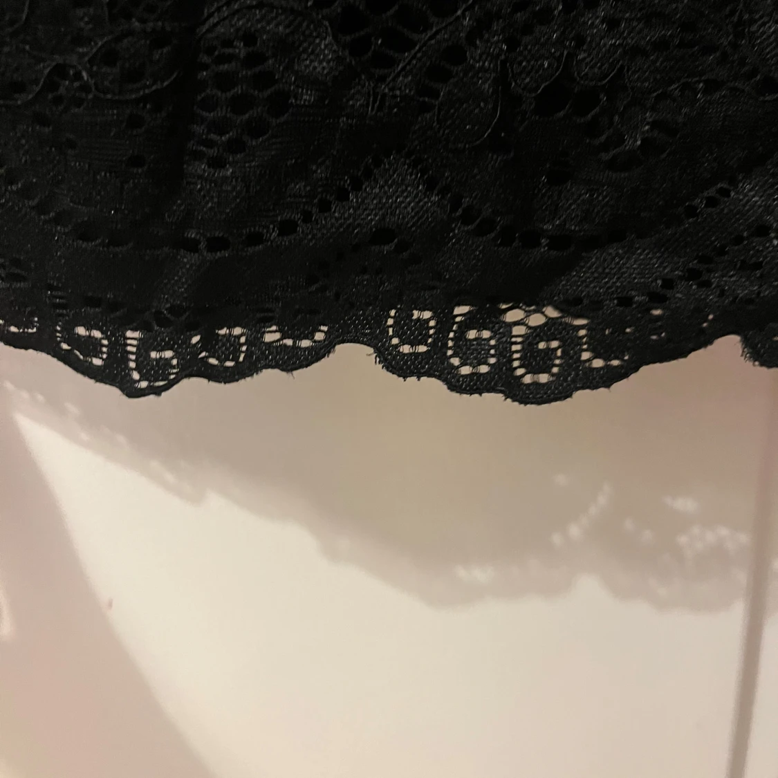 Svart spetsklänning med vida ärmar - 4