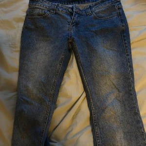 Blå jeans från J Galt - Säljer ett par klassiska blå jeans från J Galt i storlek S. Jeansen har låg midja, raka ben och femficksmodell. Materialet är mestadels bomull med lite stretch för extra komfort. Perfekta för en avslappnad stil.