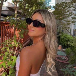 Solglasögon från Prada - Säljer mina sjukt snygga solglasögon från Prada då de inte kommer till någon användning. De är köpta på zalando och är givetvis äkta. Har enbart använt de ett fåtal gånger så de är så gott som nya! Allt på sista bilden ingår🫶🏽 (första bilden är lånad)