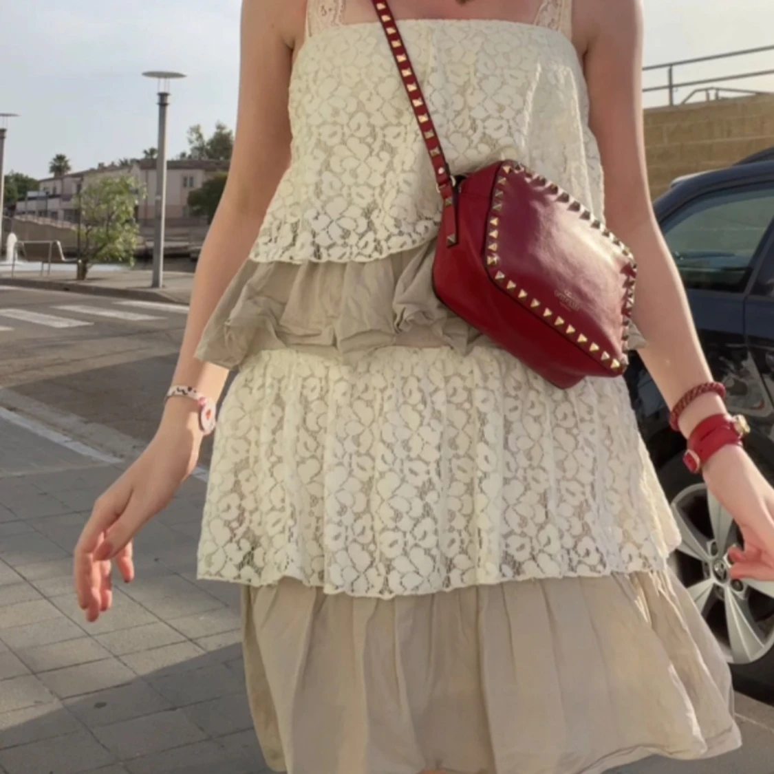 Vit och beige volangklänning med spets - 2