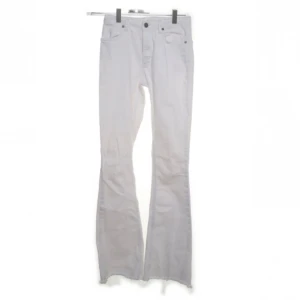 Vita Jeans - Säljer dessa as snygga vita bootcut jeansen från Subdued! 💗 De är i storlek W25 (ungefär 32)