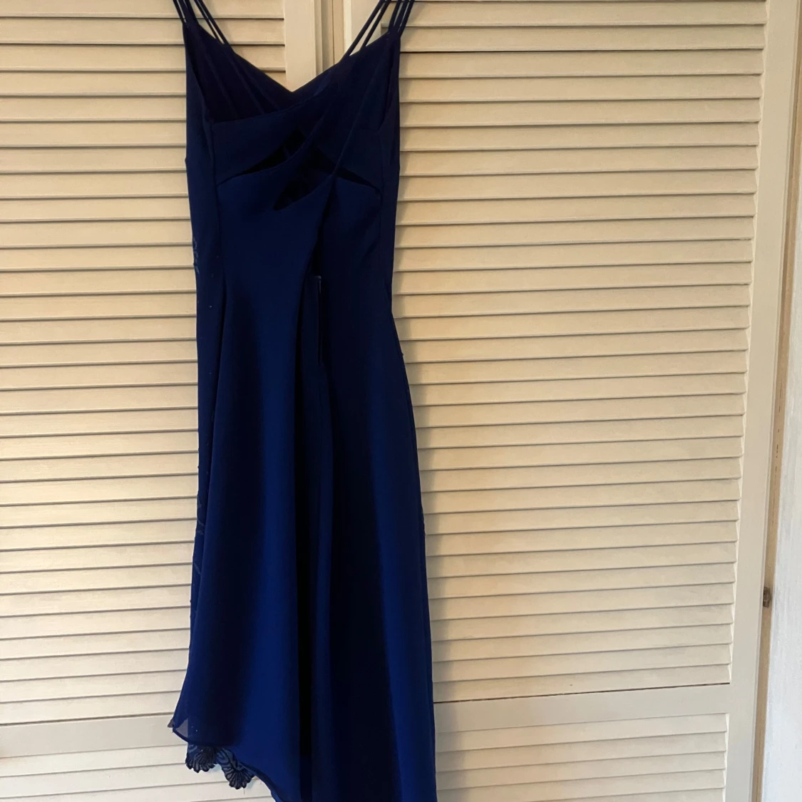 Tjusig klänning med blommigt mönster och tunna axelband - 2