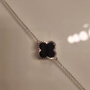 Silverfärgat armband med svart fyrklöver - Säljer detta armbandet på grund av att det inte används. Använt ca 2 gånger och är iprincip i helt nyskick! 