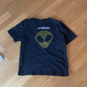 Svart t-shirt med alien-tryck från Axel Arigato - Fet tisha från axel arigato 
