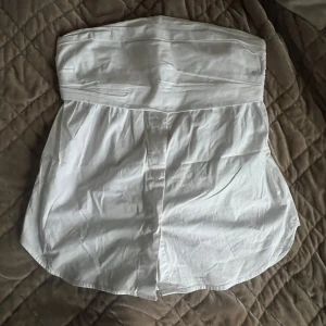 Vit banduetop - Säljer en vit banduetop från Zara 