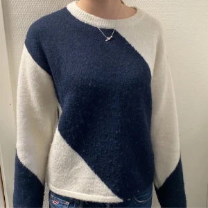 Blå vit stickad tröja - Säljer denna super söta stickade tröja från Gina Young, storlek 158/164. Endast använd en gång💗