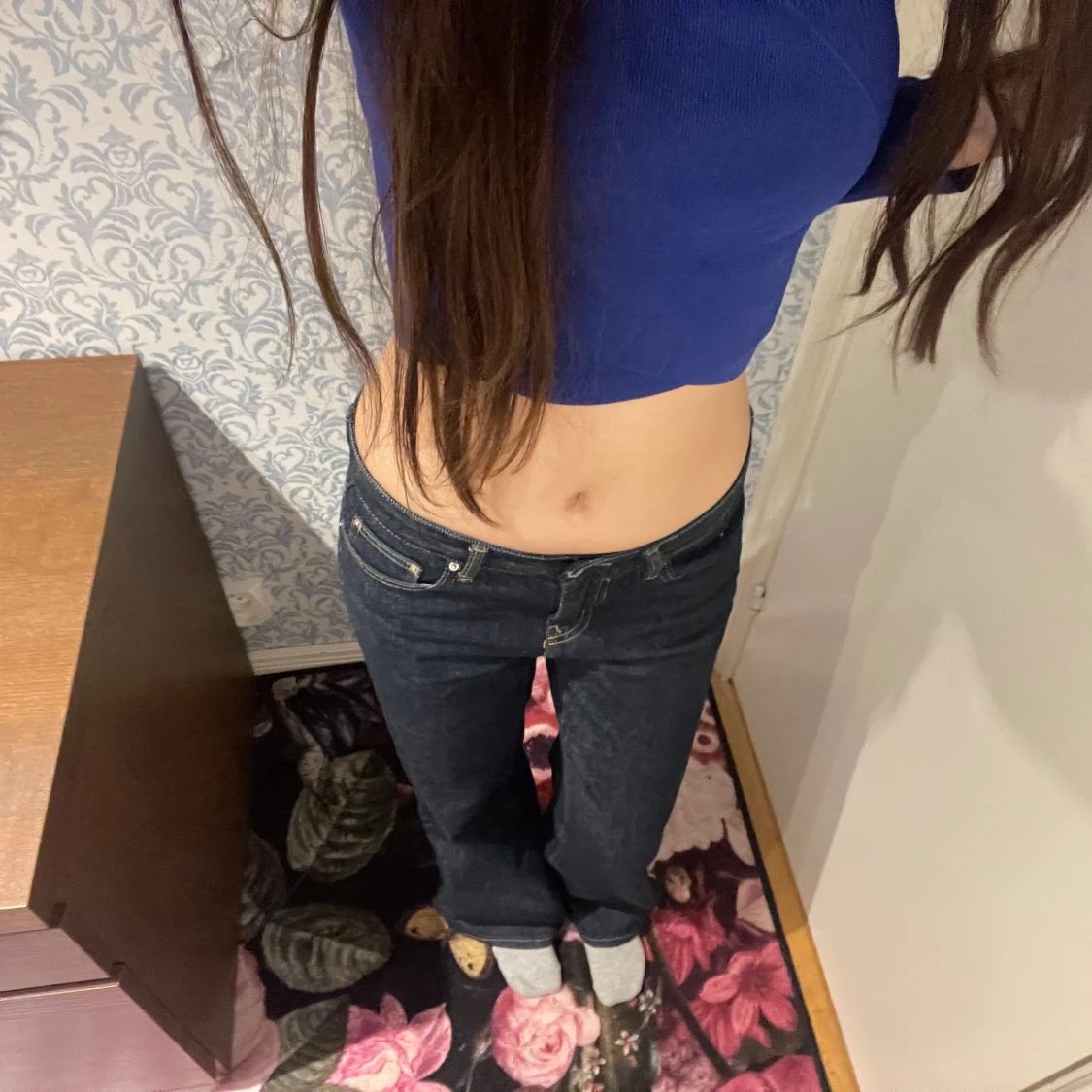 Lågmidjade Mörkblåa jeansbyxor från Gina tricot - 2