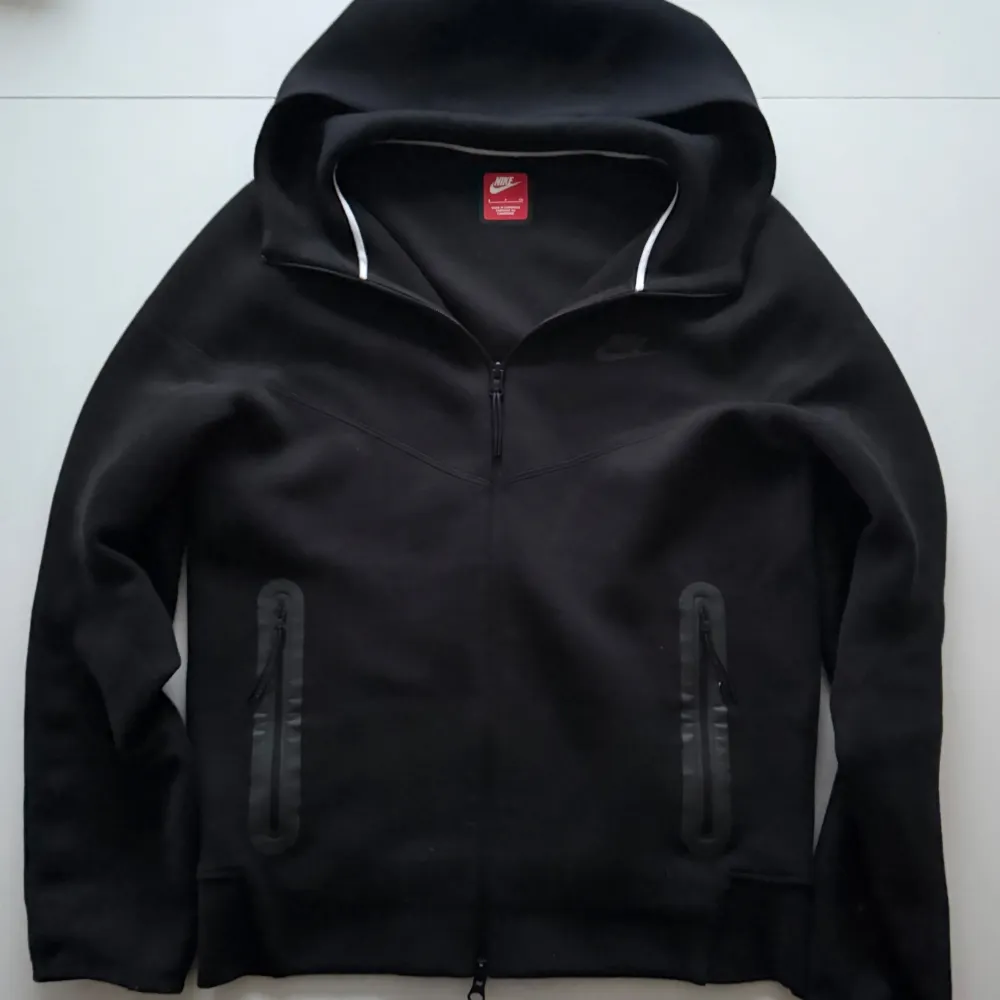 Nike Tech Fleece Svart som är välbehållen och har inga skador eller större spår av användning.. Neuletakit & Villapaidat.