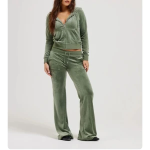 Gröna mjukisbyxor i velour - Säljer ett par gröna mjukisbyxor i mjuk velour med dragsko i midjan och raka ben. Byxorna har fickor framtill och en avslappnad passform, perfekta för en chill stil. Guld detalj så inte silver på bakfickorna o så som på bilden, för fler bilder skriv privat