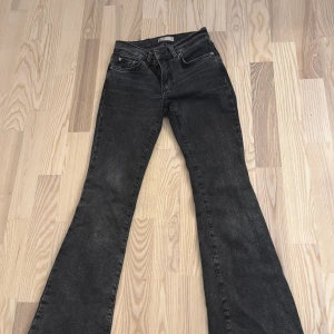 Svarta jeans Gina  - Säljer dessa fina lpgmidjade jeans från Gina💕