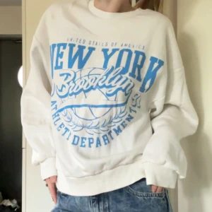 Gina tröja - As najs tröja med blått tryck från gina tricot!! Skön kvalitet och mycket bra skick