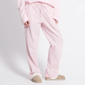 Pyjamasbyxor  - Pyjamasbyxor från lager 157. Knappt använda men har dock ett pyttelitet hål vid linningen men det syns knappt.