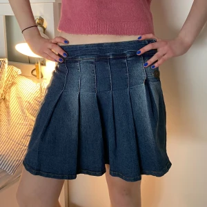 Vintage Jeanskjol med volang - Intressekoll på denna superfina jeanskjolen med volang, köpt på Apans Secondhand!😊💞Midemått: 38cm tvärsöver