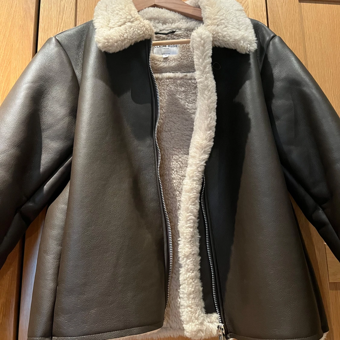 Brun pälsfodrad jacka med dragkedja - 1