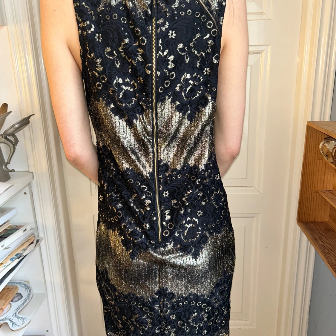 OASIS Svart och guldglittrig klänning med spetsdetaljer - 2