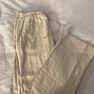 Beiga linnebyxor från Gina Tricot, tall - Säljer ett par beiga linnebyxor från Gina Tricot i storlek XS. Passar också S och ev M, och är i tall men passar normallånga också. Helt oanvända, hör av er vid funderingar❣️
