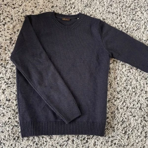 Stenströms tröja  - Tjena säljer nu denna riktigt snygga Stenströms tröjan i storlek S och färgen blå. Den är i ett väldigt bra skick utan defekter.  Pris lapp medföljs ej .Hör av er vid minsta lilla fundering. Pris går att diskutera !!