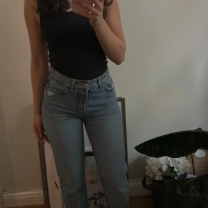 Ljusblå raka jeans - Säljer ett par ljusblå jeans med hög midja och raka ben från H&M. Knappt använda