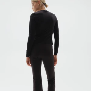 Svart långärmad topp från Divided - En stilren svart långärmad topp från Divided, H&M. Modellen är croppad med rund halsringning och tillverkad i ett mjukt, stretchigt material som sitter bekvämt mot kroppen. Perfekt att matcha med jeans eller kjol.