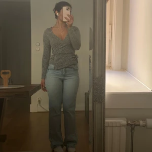  Raka jeans (stradivarius) - Normalhög midja, så fina på kroppen men de är lite för små för mig 
