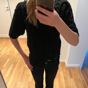 Svart stickad tröja med pärlor från Zara - Säljer en svart stickad tröja från Zara som har korta armar och pärlor på sig. Storlek s men passar även xs. Nytt skick och säljs då den inte kommer till användning! Pris kan diskuteras vid snabb affär😊