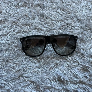 Ray-Ban Boyfriends  - Säljer ett par sköna RB 4147! | Mycket fint skick finns inte en enda repa på glaset endast lite dammiga men tar bort innan frakt! | Utan fodral. | Storlek 60:15. | Ställ gärna frågor innan du köper!