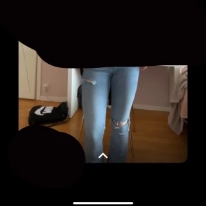 Ljusblå slitna jeans - Säljer dessa lågmidjade boot cut jeans i st S. Jeansen är lite slitna längst ner men inget som syns så mycket. Super snygga och jättesköna men kommer till för lite andväning. Skriv vid mer bilder.Pris kan diskuteras vid snabb affär💕(jag är 164 och dom är lite för långa för mig)