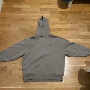 Beige hoodie från Calvin Klein  - Säljer en beige hoodie från Calvin Klein Jeans i storlek S. Tröjan har huva med dragsko och en liten logotyp på bröstet. Perfekt för en avslappnad och stilren look.