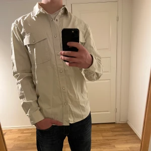 Beige Overshirt - Dobber  - Säljer denna sjukt snygga Overshirten från Dobber⭐️ Färgen är beige och storleken är L✅Jackan har inga defekter och skicket är utomordentligt🙌🤝 Sjukt najs passform och passar perfekt som vår och sommarjacka☀️🙌 Tveka inte på att höra av er dig vid minsta fråga eller fundering😊