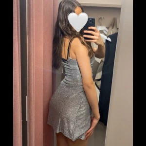 Glittrig silver kortklänning - Glittrig festklänning från Vila eller Vero Moda (har glömt). Endast använd 1 gång så nästan som ny. Storlek XS passar även S. 