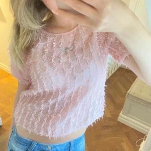 Rosa topp - Super söt rosa lite genomskinlig topp/blus från zara!💕storleken är M men skulle säga snarare S! Använt ett fåtal gånger, fint skick!🫶🏼 
