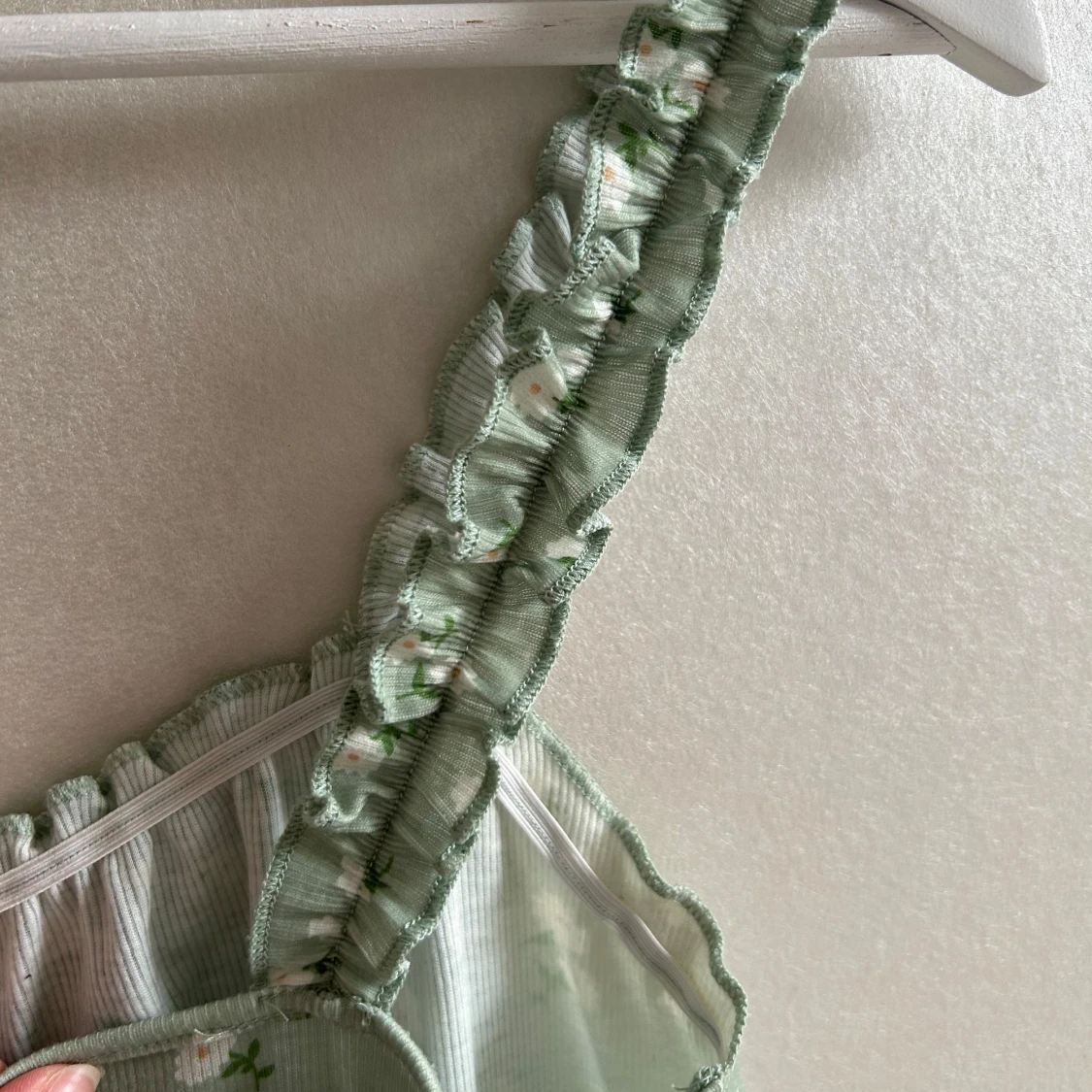 Ljusgrön kort blommig klänning  - 4