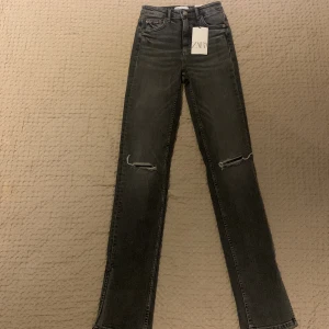 Zara jeans, split skinny  - Gråa jeans men hål på knäna. Ej använda.💕 Nypris är 350kr men säljer dem nu för 250💞