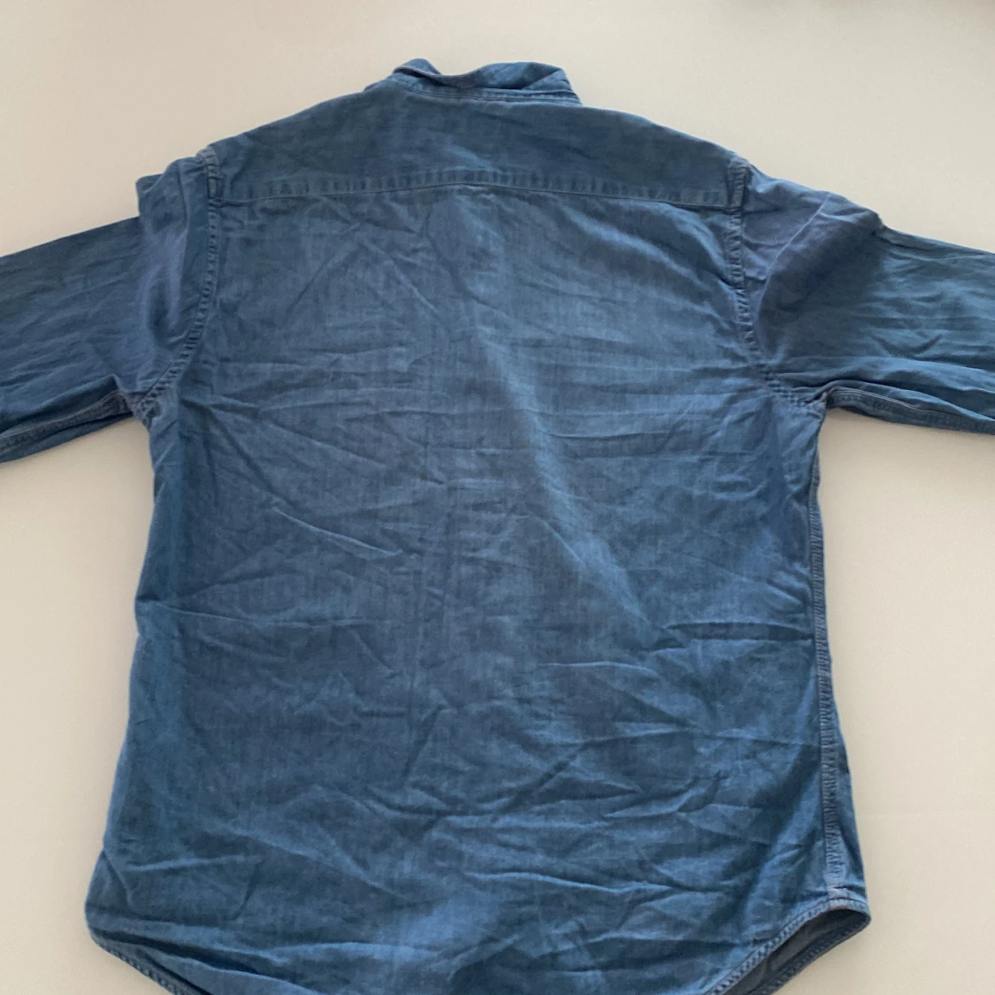 Blå jeansskjorta med knappar - 1