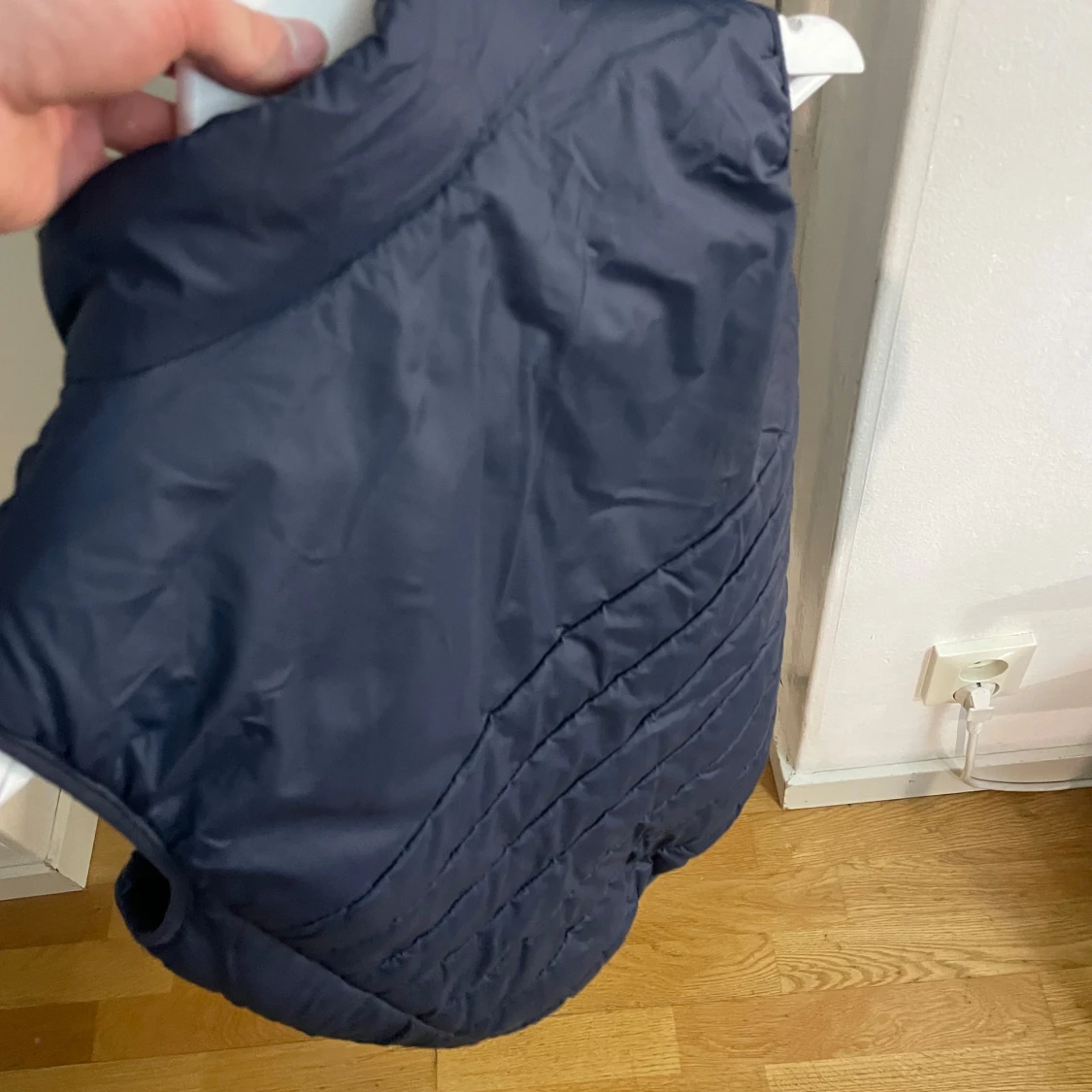 Mörkblå dunväst från Lyle & Scott  - 3