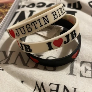Justin Bieber armband  -  Officiell oanvänd, Justin Bieber armband . Säljer eftersom att jag inte gillar honom längre, Frakt ingår och tar bara emot Swish tryck ej på köp nu. Om du har fler frågor är det bara att skriva till mig 💕