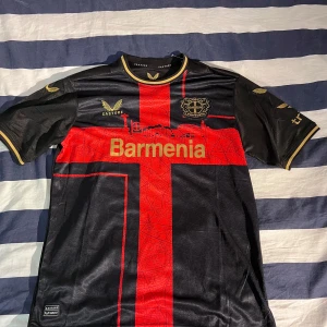 Maglia Bayer Leverkusen Champions Edition 2024/2025 XL/L - Maglia Bayer Leverkusen Champions Edition 2024/2025 XL/L helt orörd men utan tag.