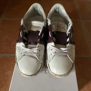 Valentino skor - Använda lite grann, lite defekter därför är priset lågt. Lite spricka där fram vid skon som visas på femte bilden, men går att laga. Pris kan diskuteras 