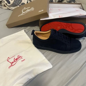 Louboutins mörkblåa - Aldrig använt storlek 44 allt ingår skriv för fler bilder pris kan diskuteras vid snabbaffär 