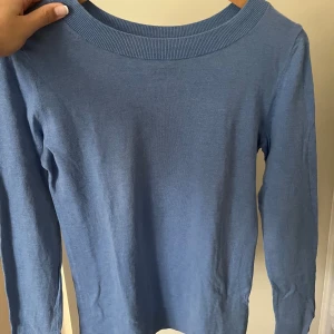 Blå stickad tröja från Massimo Dutti  - Säljer en enkel och stilren blå stickad tröja med rund halsringning. Tröjan har långa ärmar och är ganska tunn, så den passar perfekt nu till sommaren. Hör av er vid frågor 😊