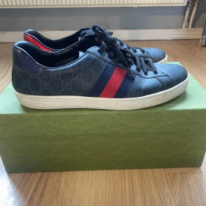 Gucci Ace gg Skor - Säljer mina Gucci ace skor som inte har använts så mycket. Box kvitto och extra skosnören finns. Storlek 44. Kan mötas i Stockholm eller frakt. Skriv om du har några funderingar.