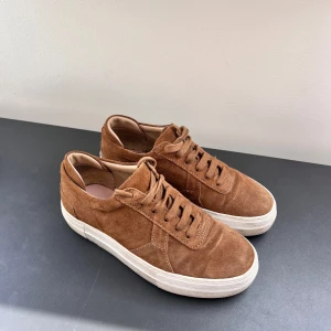 Sneakers, Axel arigato  - Bruna Axel arigato sneakers, fåtal gånger använda. 