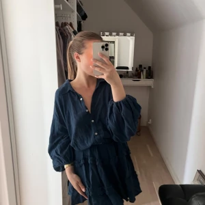 Klänning, La Confection - Mörkblå klänning ifrån la Confection, oanvänd. 