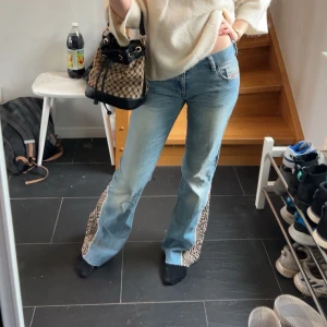 Lågmidjade jeans - Ljusblå låga utsvängda jenas med leoparddetajler, skriv för fler bilder💕