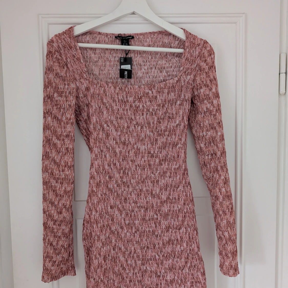 Rosa mönstrad långärmad klänning från PrettyLittleThing - 1