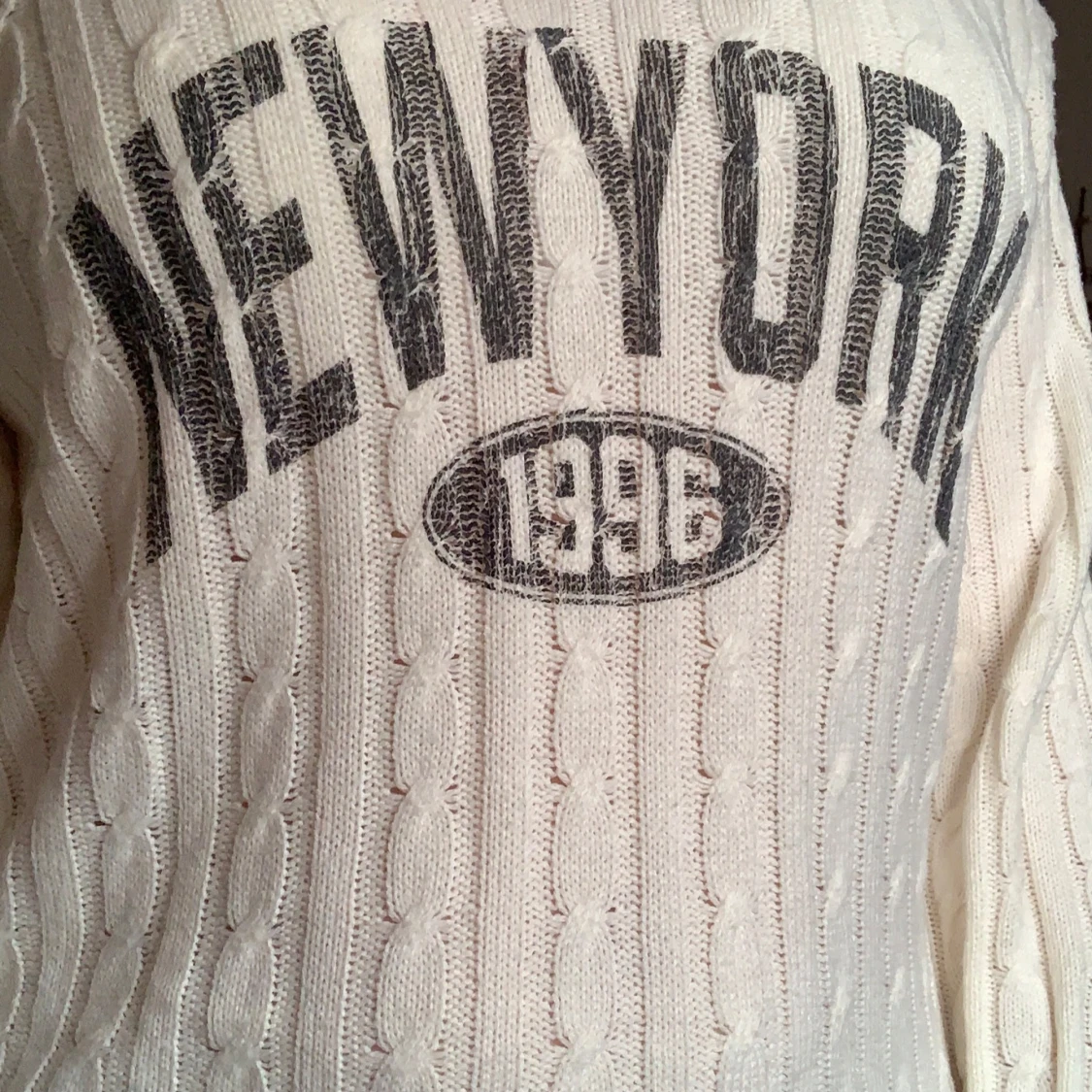 Vit stickad tröja med New York-tryck - 1