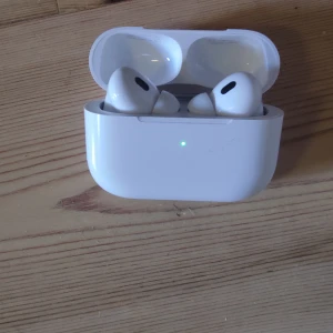 Trådlösa hörlurar  - Säljer ett par trådlösa hörlurar med USB c port och trådlös laddning. Priset kan diskuteras.