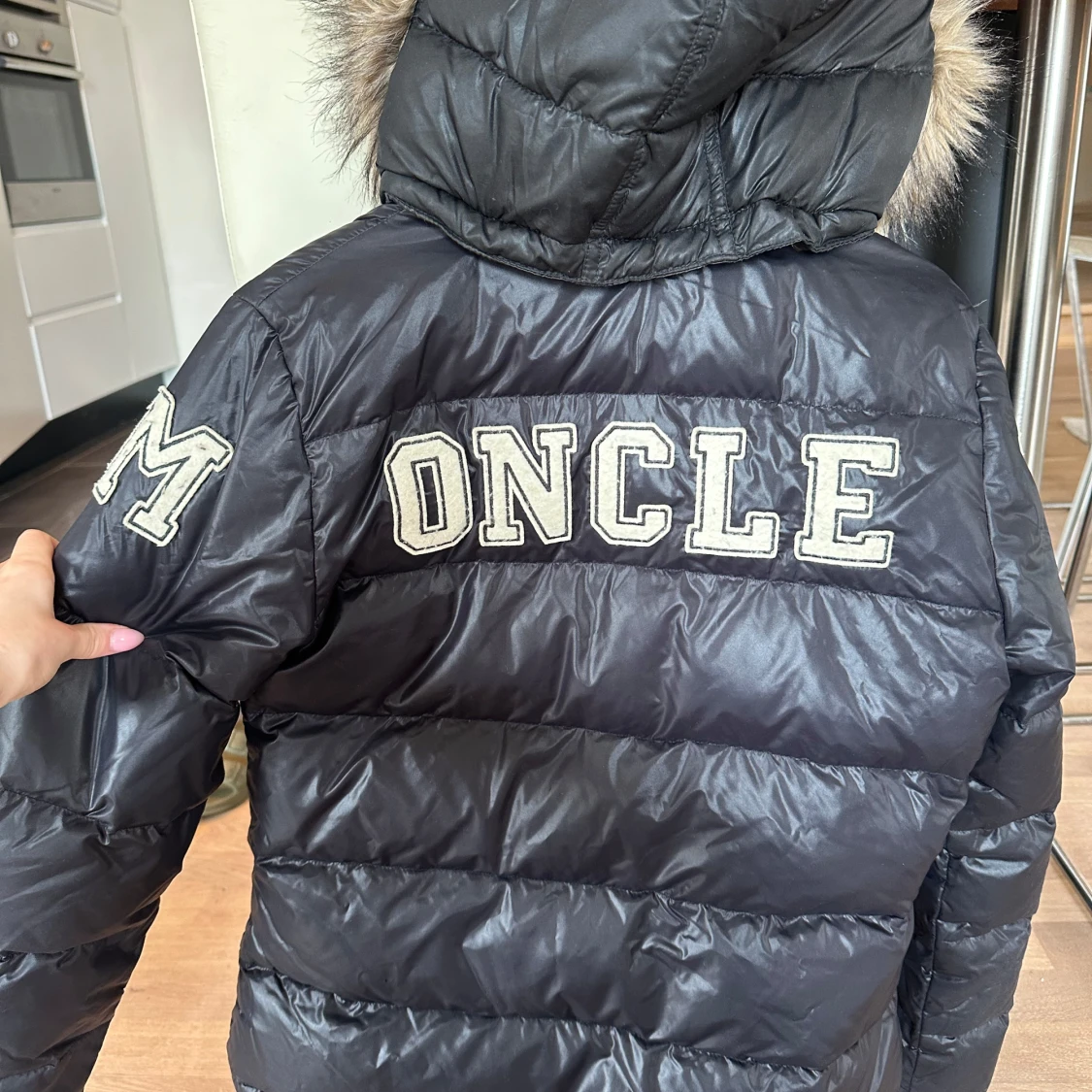 Svart dunjacka med pälsdetalj från Moncler - 4