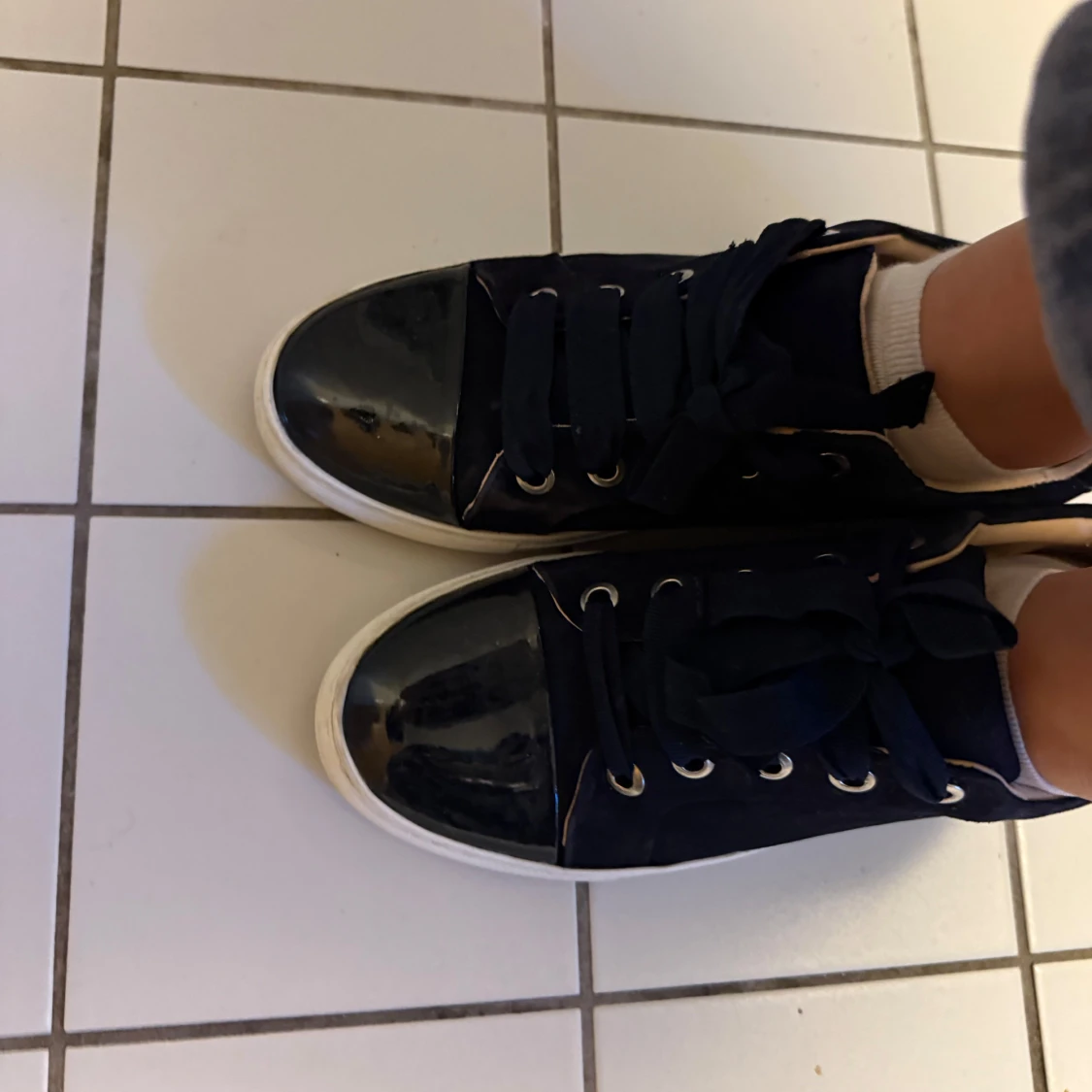 Mörkblå sneakers med lackad tå och breda snören - 1